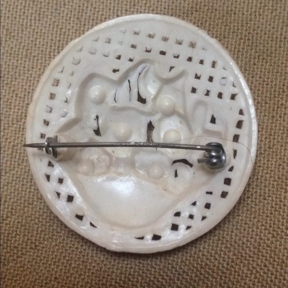 Vintage Plastic Flower Pin 🌸 - Picture 2 of 2